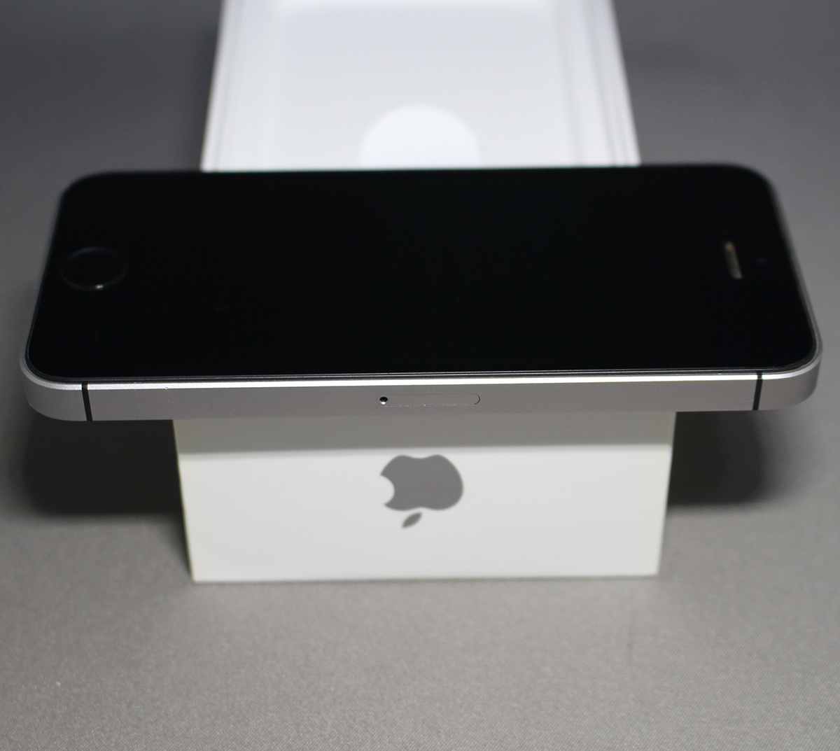 Apple iPhone SE 4インチ (第1世代/初代) 128GB SIMフリー 動作品 スペースグレイ バッテリー純正交換済  (箱・イヤホン・ACアダプタ付)美品
