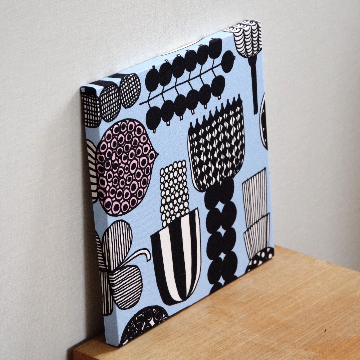 ファブリックパネル 北欧 marimekko Puutarhurin Parhaat 30×30cm マリメッコ アートパネル 限定 廃盤生地 インテリア 壁掛け ブルー_画像2