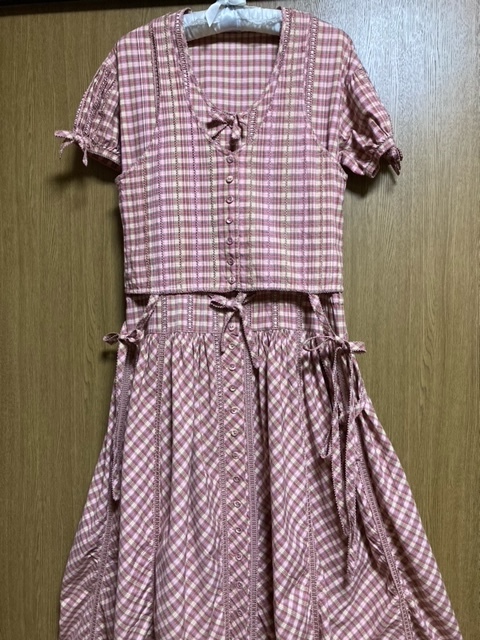 (税込) ★ワンダフルワールド★ サテンリボンがたっぷりのワンピースとベスト WW★ カネコイサオ (税込) ★ワンダフルワールド★ サテンリボンがたっぷりのワンピースとベスト WW★ カネコイサオ
