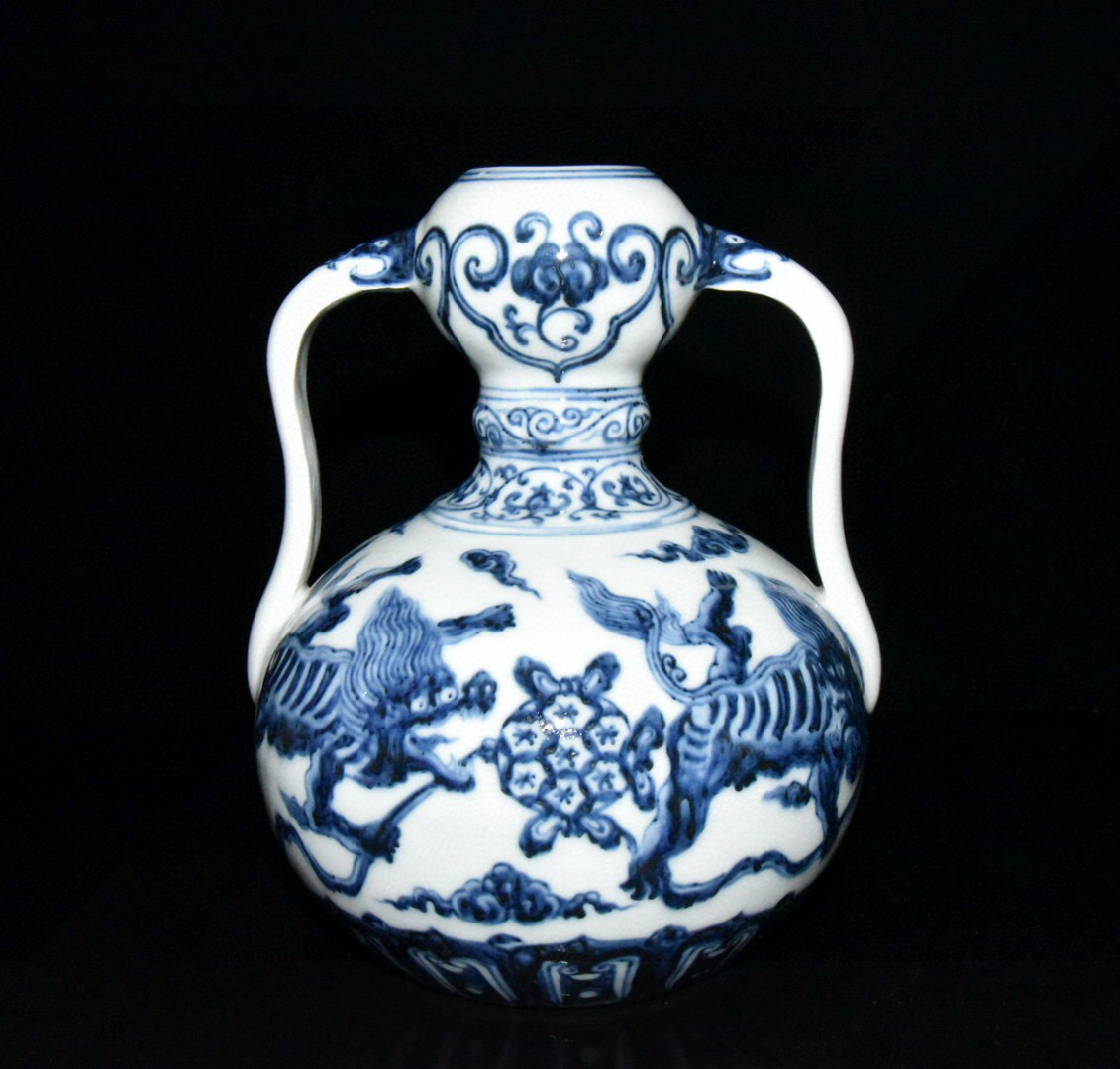 『館蔵珍品 明 宣德年製款 青花 獅子紋 蒜頭瓶』収蔵品 中国古美術120977