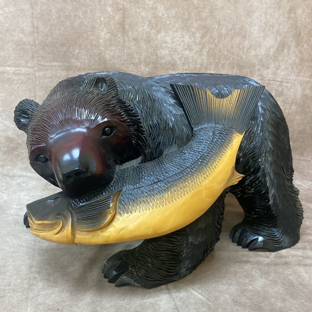 ヤフオク! - 迫力! 大きな 木彫りの熊 シャケを咥えた熊 横約50cm...