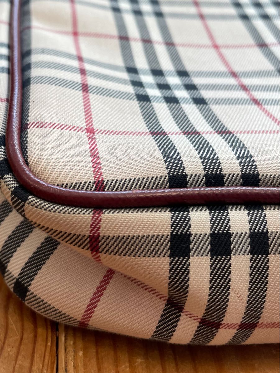 【美品】希少品　バーバリー BURBERRY ノバチェック ショルダーバッグ　ボルドー　販売終了品　ロゴ刻印タイプ