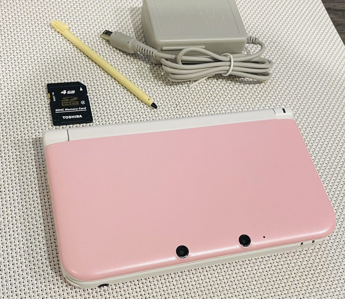 ニンテンドー3DS LL ピンクホワイト　本体動作品　送料無料　付属品付き　任天堂 Nintendo 3DS LL