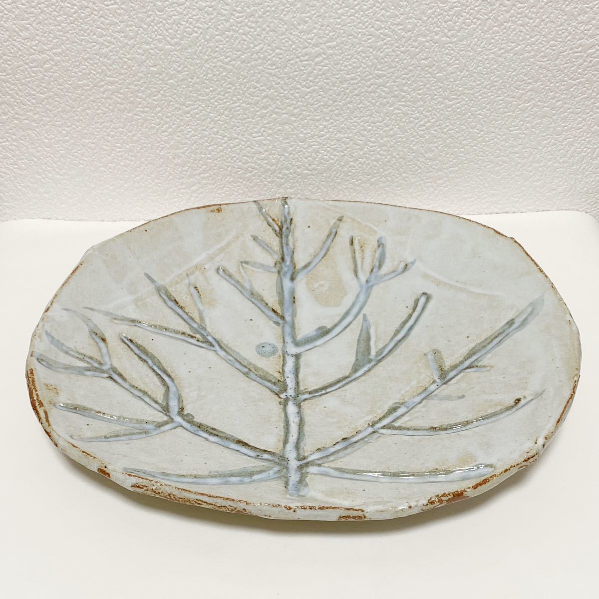 [ hand made one point thing!] unused goods roasting thing flat plate large plate white tree. leaf pattern interior. decoration .! beige handmade thickness .