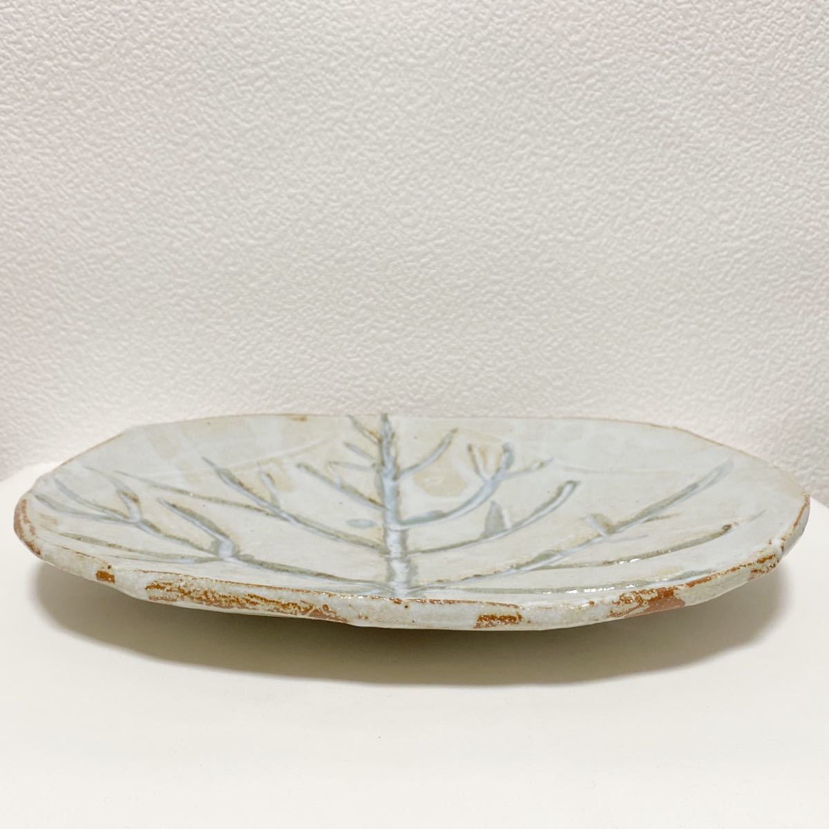 [ hand made one point thing!] unused goods roasting thing flat plate large plate white tree. leaf pattern interior. decoration .! beige handmade thickness .