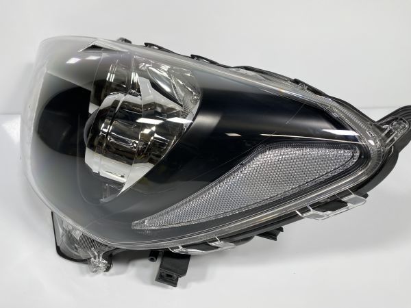 16508 極美品/破損キズなし アクア NHP10 前期 純正 左ヘッドライト