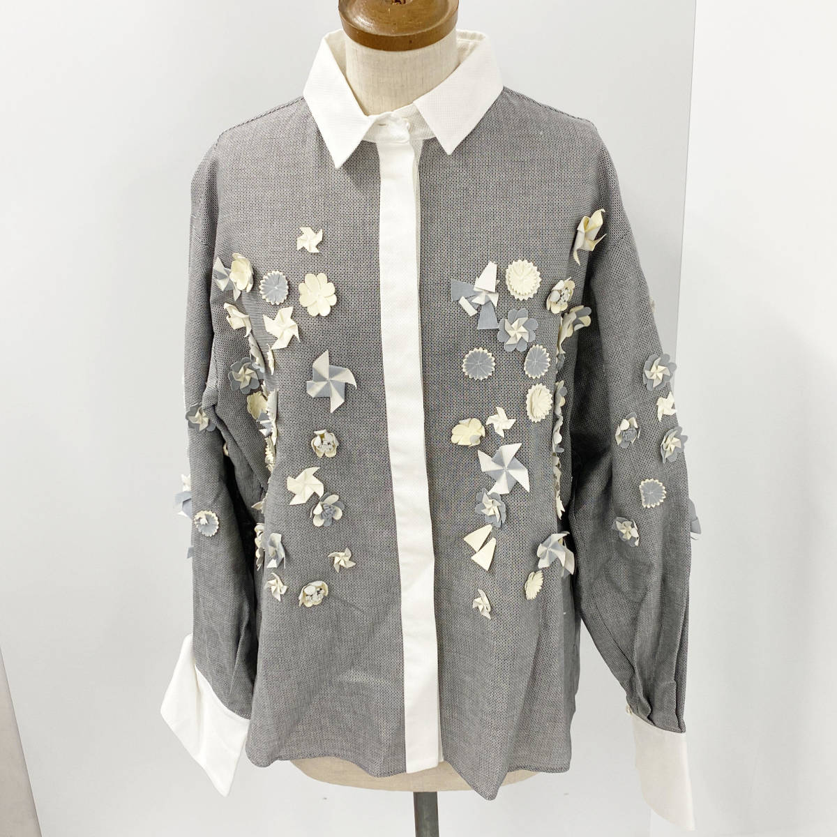 Chanel シャネル 長袖シャツ カメリア装飾 白×グレー 36