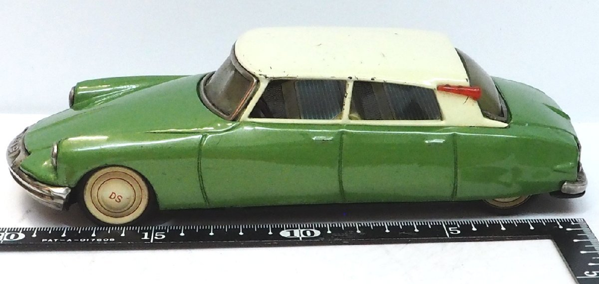 萬代屋【 シトロエンDS19黄緑】ブリキ tin toy car【箱はコピー 萬代屋【 シトロエンDS19黄緑】ブリキ tin toy car【箱はコピー