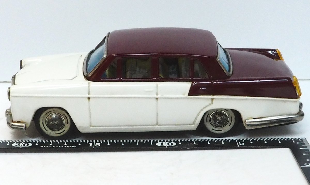 萬代屋【MG MAGNETTE Mark Ⅲ Sedan マグネット セダン白/茶】ブリキ
