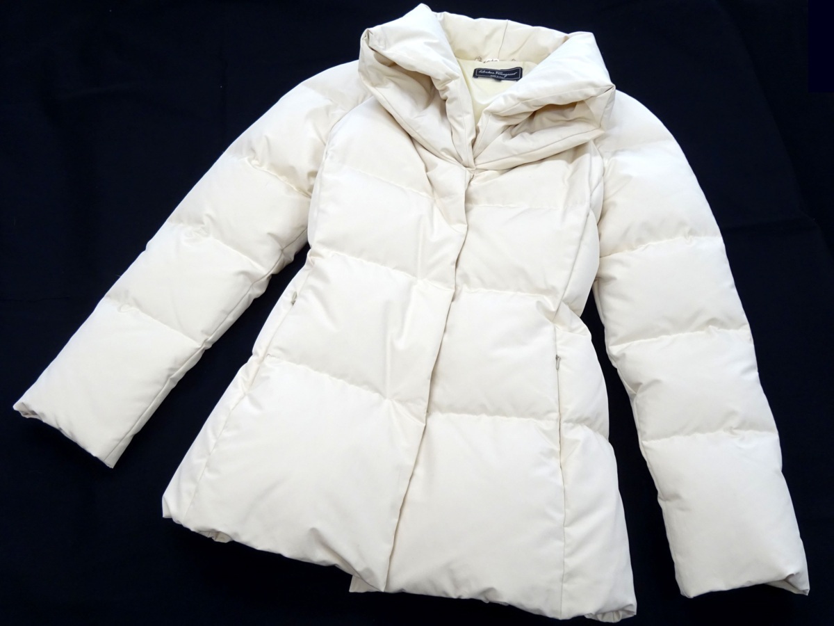 [ unused ] Ferragamo Ferragamo down jacket 46 lady's domestic regular beige / eggshell white raw . Italy made belt attaching gun chi-ni