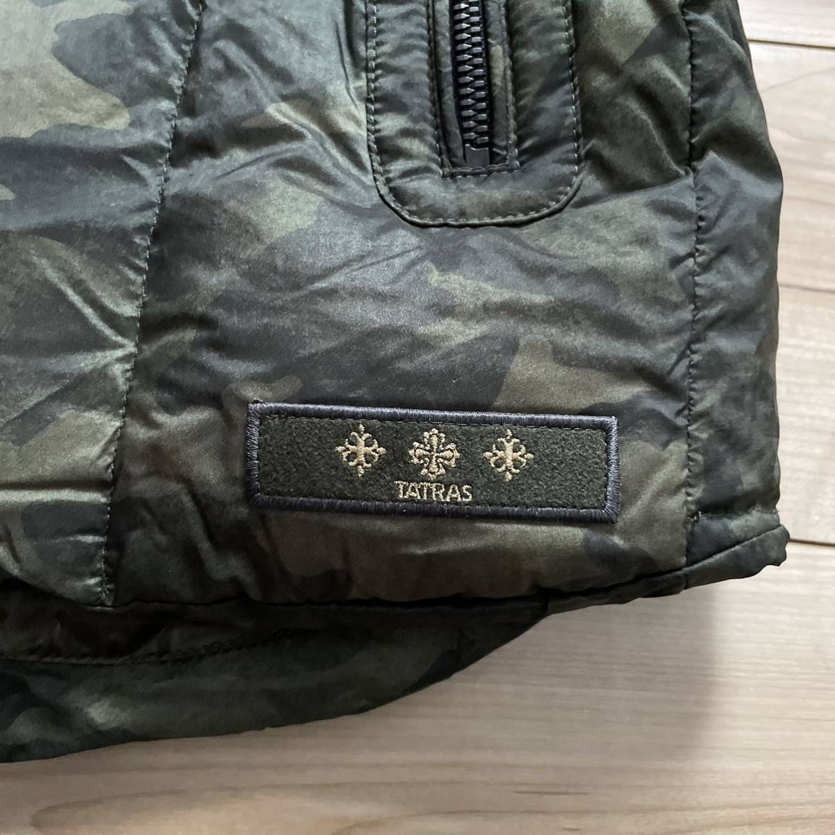 定価約7.5万】TATRAS PULUVIUS カモフラ フード ダウンベスト www.bia