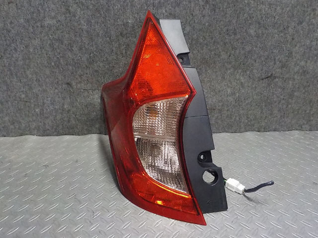 【送料込】 H25年 ノート DBA-E12 左テールランプ 26555-3VA5B ＬＥＤ ICHIKO D117 [ZNo:04005806] 73446_画像1