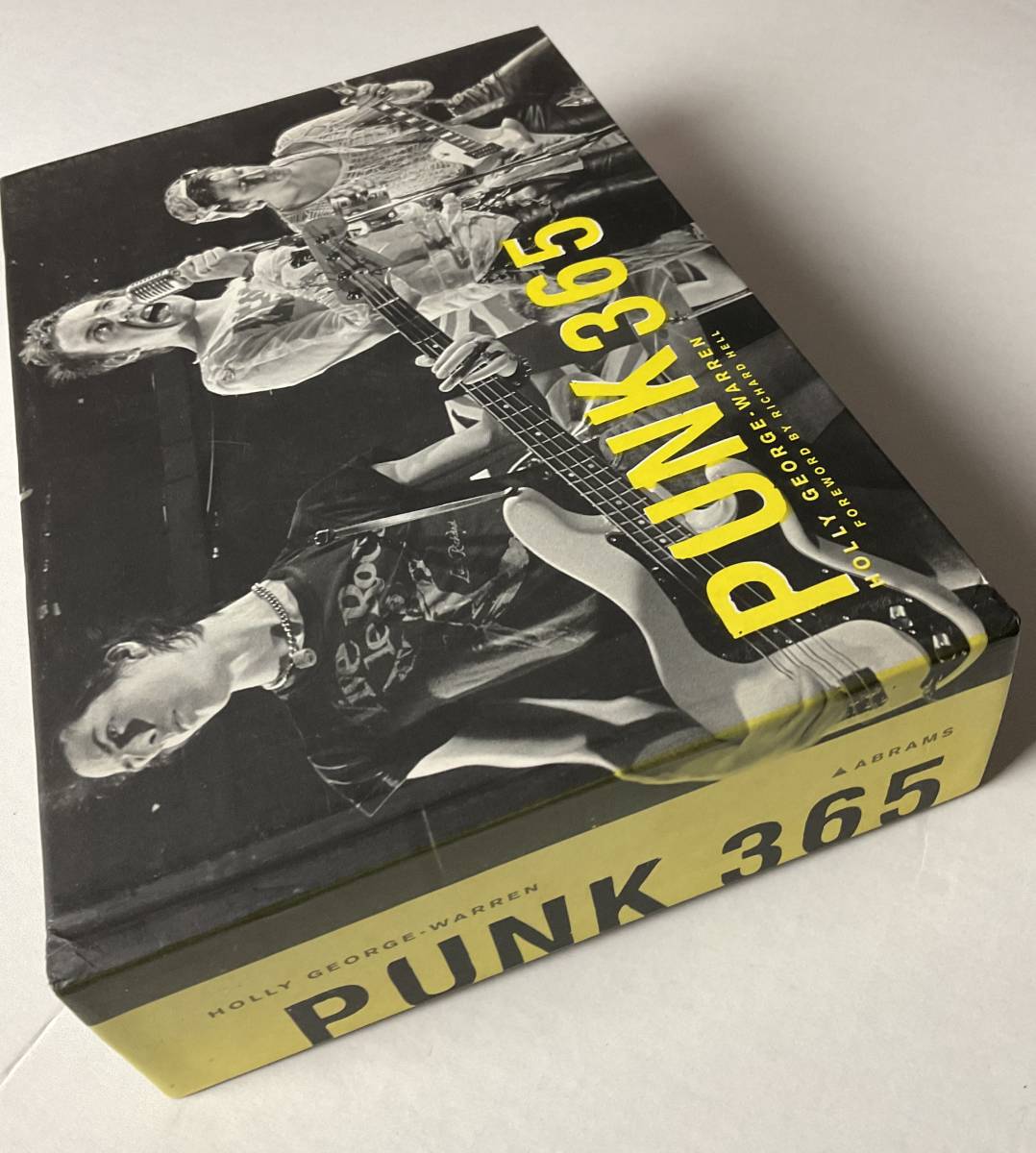 入手困難 レア古書 パンク 写真集 分厚い376ページ PUNK 365 CLASH Jam PISTOLS Ramones IGGY Reed ZIGGY Slits SEX Cure FUGAZI Bunnymen_画像10