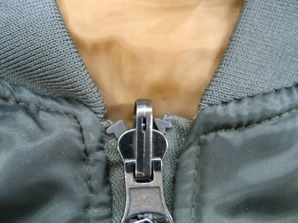 SEABEES カーキ プリントMA-1タイプ 黒 LL Printedジャケット ミリタリーブルゾン シービーズ U.S. NAVY ハチ_ジッパーの左右間隔と上部段差がります。