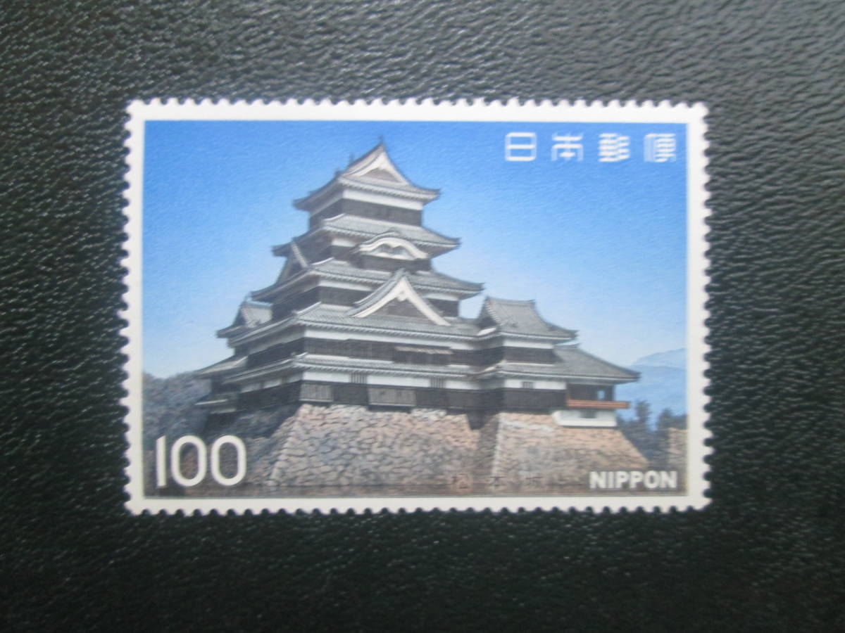 記念切手 未使用  '77 第2次 国宝シリーズ 第5集   100円 松本城天守閣  1枚の画像1