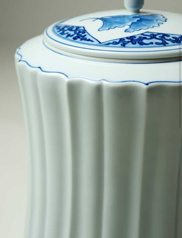  погребальная урна ликвидация запасов товар керамика автор белый фарфор с синим рисунком . крышка гинкго документ .7 размер (y-2-7)