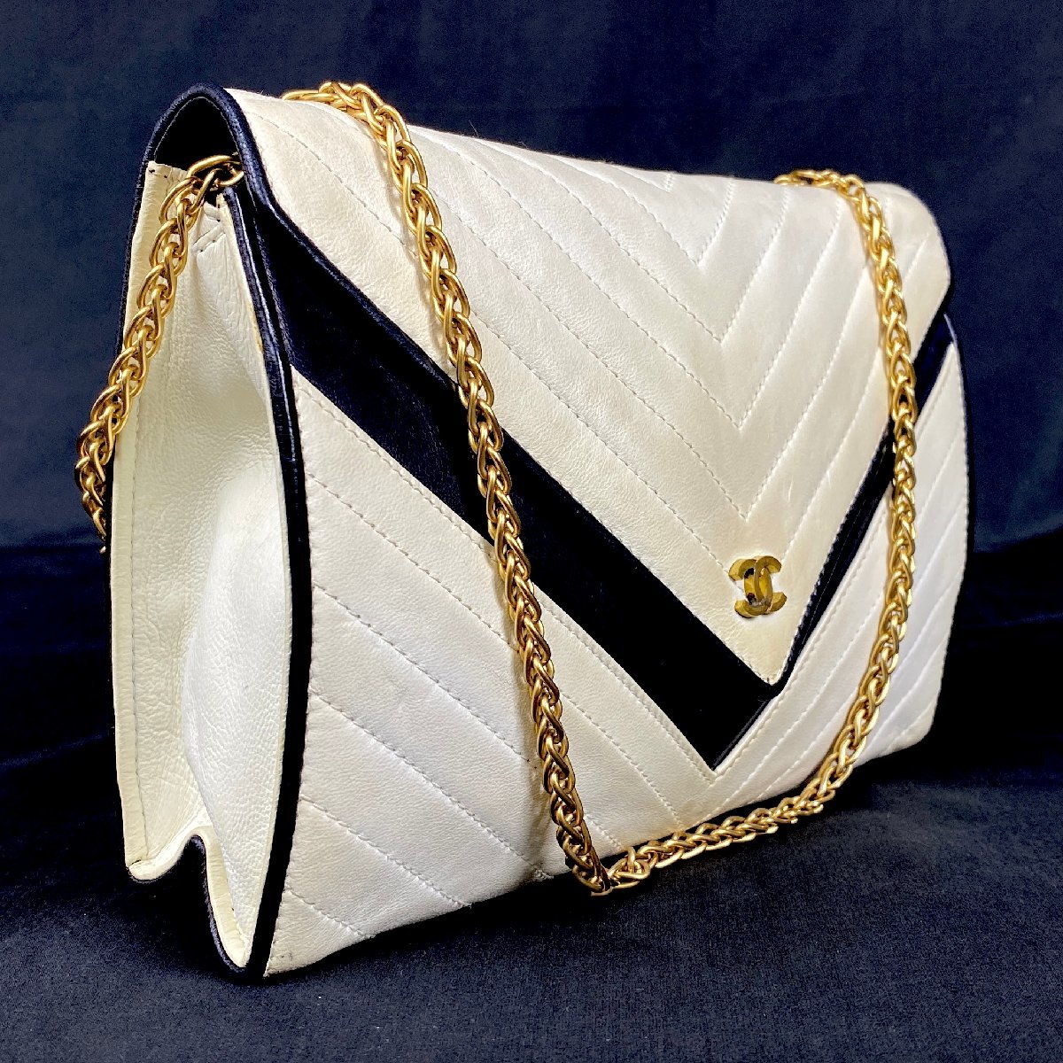 【1円~】シャネル CHANEL バッグ ショルダーバッグ ラムスキン ホワイト ネイビー ブラック Vステッチ ココマーク ゴールド金具_画像2