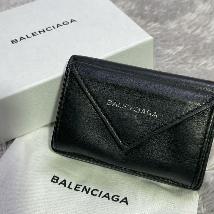 コンパクト　3つ折り財布 BALENCIAGA エッセンシャル　ミニウォレット A-0054 バレンシアガ 財布 バレンシアガ ミニ財布  BALENCIAGA サーモンピンク　レディース ペーパーミニウォレット レザー ロゴ ブラック 黒 コンパクト メンズ レディース 3つ折り財布