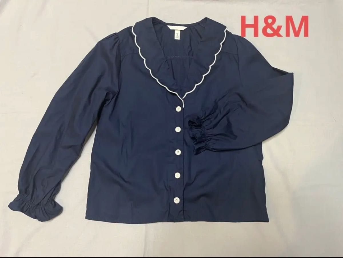 【H&M】人と被らない襟とフリル袖がかわいいネイビーブラウス