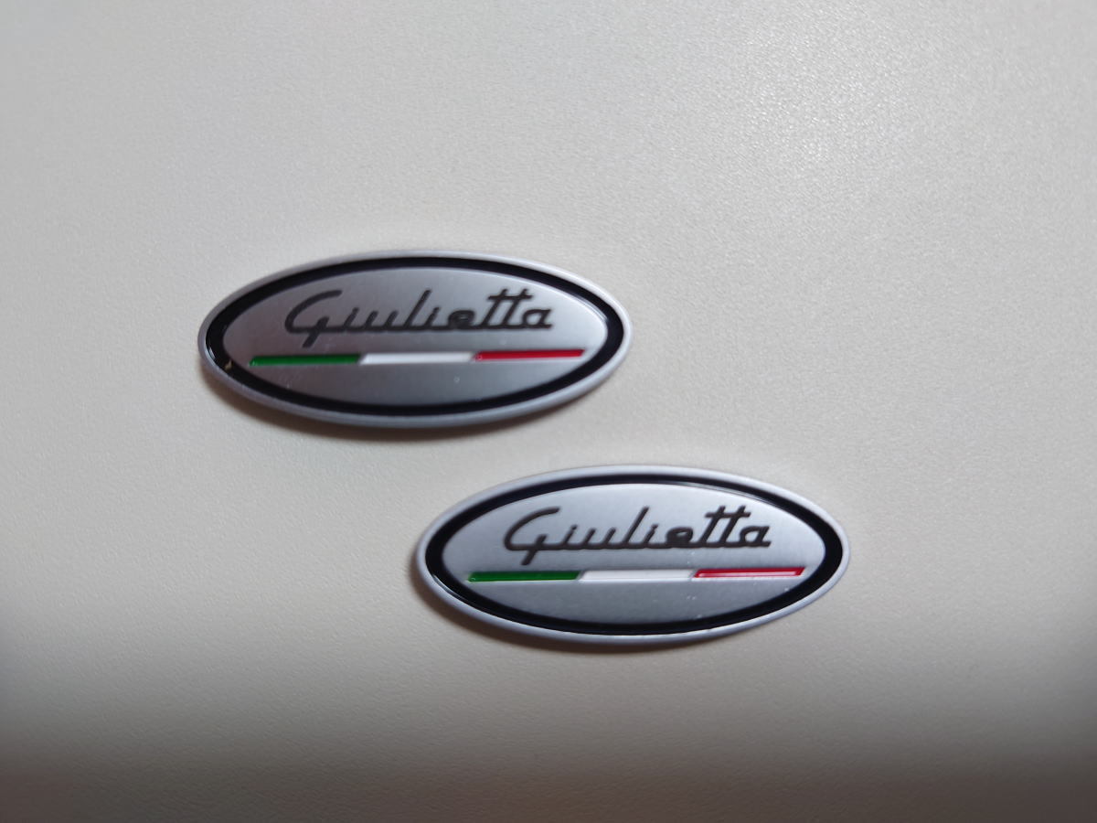[1 set only ] Alpha Romeo Giulietta (Giulietta) 2Way equipment ornament for toli colore * with logo small size 3D metal badge 2 piece set 
