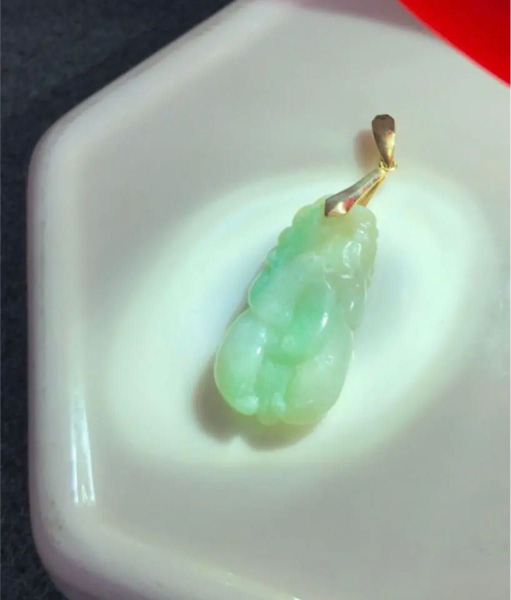 天然翡翠ヒスイ ペンダントトップ(チェーン無し) 彫刻 K18