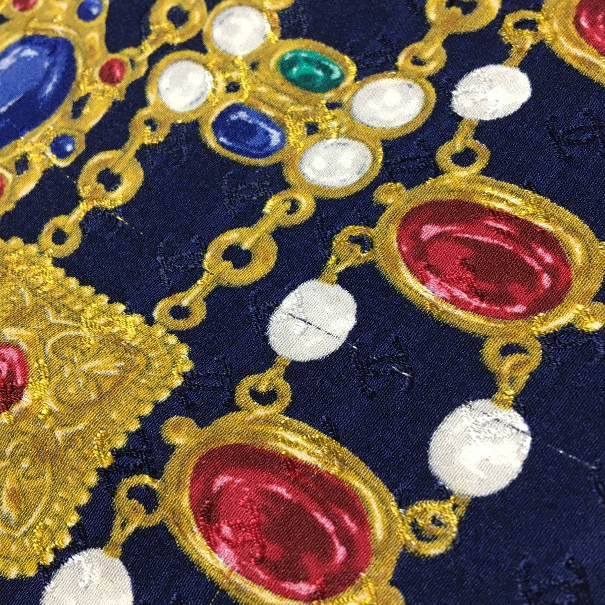 CHANEL シャネル ヴィンテージ スカーフ グリポア ジュエリー柄 ココマーク チェーン 宝石 シルク100% 絹 82㎝×84㎝ ネイビー系 菊-