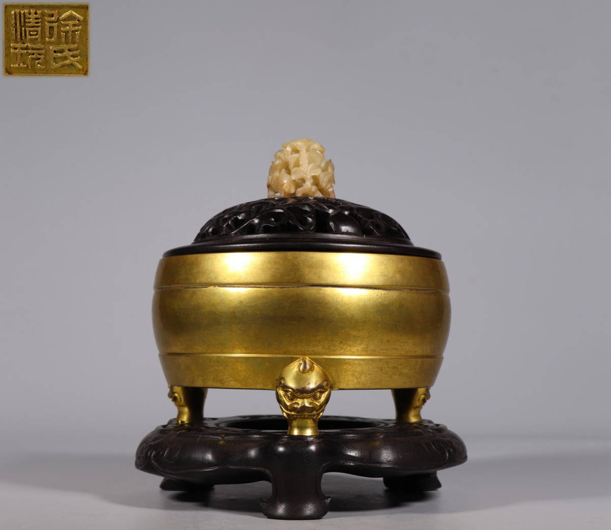 古銅彫 中国・清時代 「徐氏精玩」 銘款 銅塗金玉鈕三獣足香薫炉 文房
