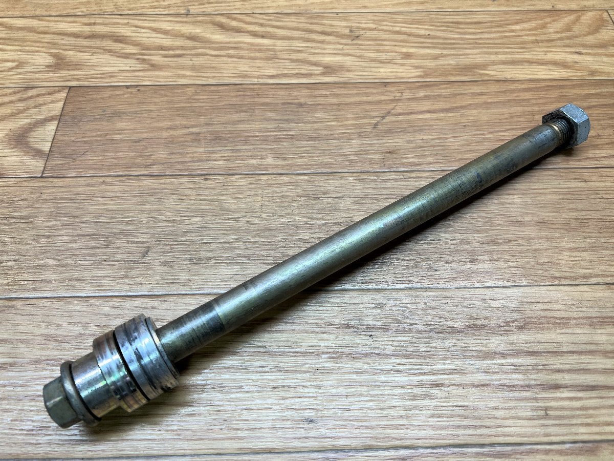 [G68] Triumph Bonneville T100 ^ original rear axle shaft 