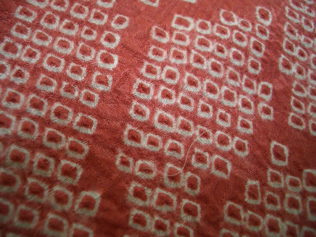 古布正絹絞りはぎれ紅色　103㎝　アンティーク昔着物リメイク古裂お細工小物手作り材料_画像3