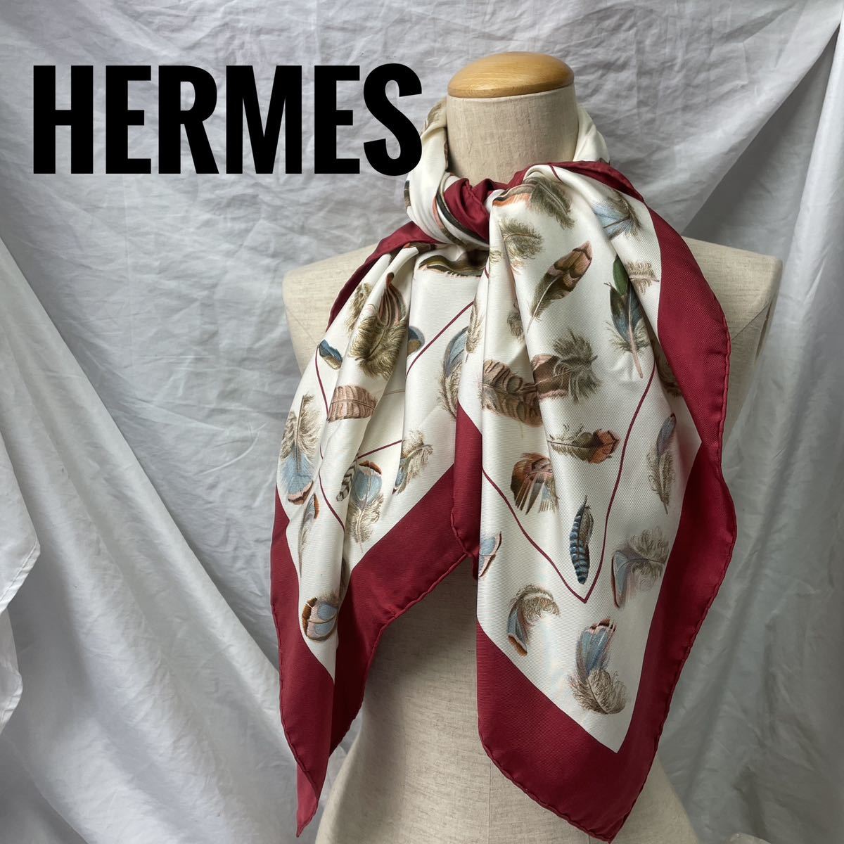 お気に入りの HERMESエルメス 羽　大伴　スカーフ　ストール　カレ　ホワイト　ワインレッドPLUMES シルク100% フランス製 スカーフ