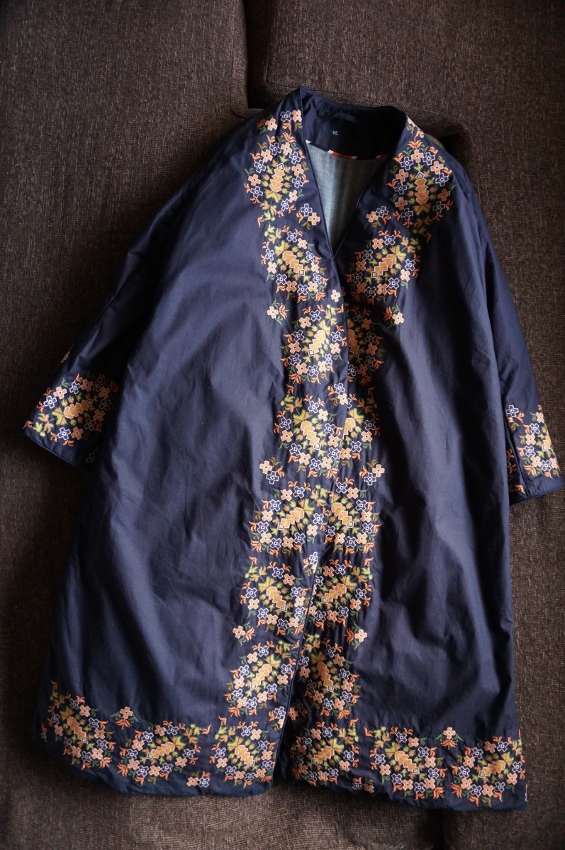 買得 コート 定価17.3万円×藍染めと刺繍が醸す華やかな佇まい