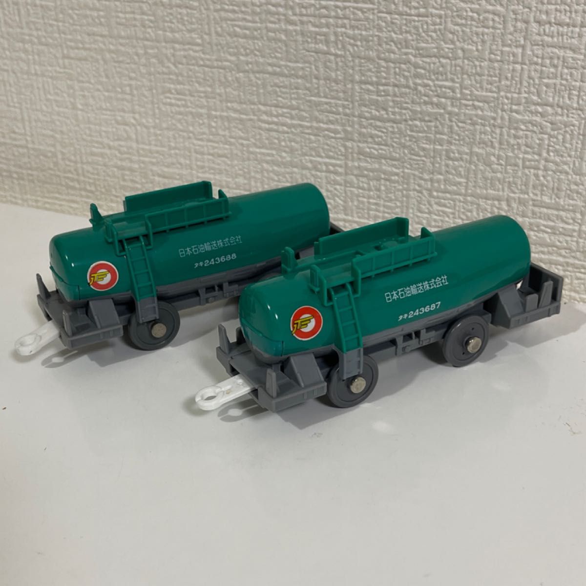 緑色のタンク貨車　ﾀｷ243687 ﾀｷ243688 プラレール
