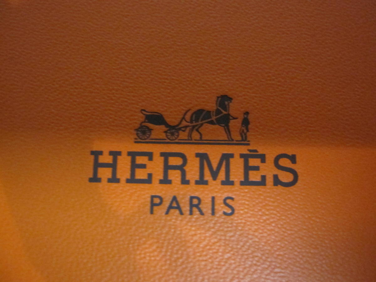 HermesのTシャツの入っていた箱の画像3