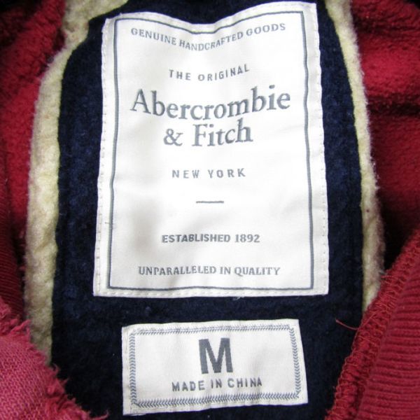 サイズ M アバクロンビー&フィッチ Abercrombie&Fitch プルオーバー パーカー フーディー ロゴ ワッペン 刺繍 レッド 古着 2N1491_画像3