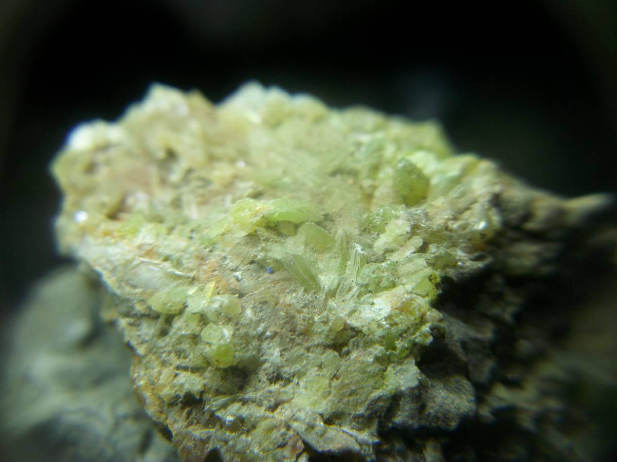 中国 緑鉛鉱 パイロモルファイト クラスター 六角状結晶見られます 裏表結晶あります 定型外発送の画像1