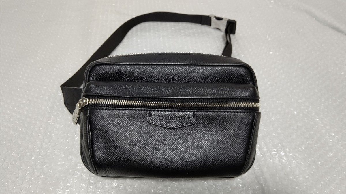 定期入れの 美品 LOUIS アウトドア ☆ブラック☆ショルダーバッグ
