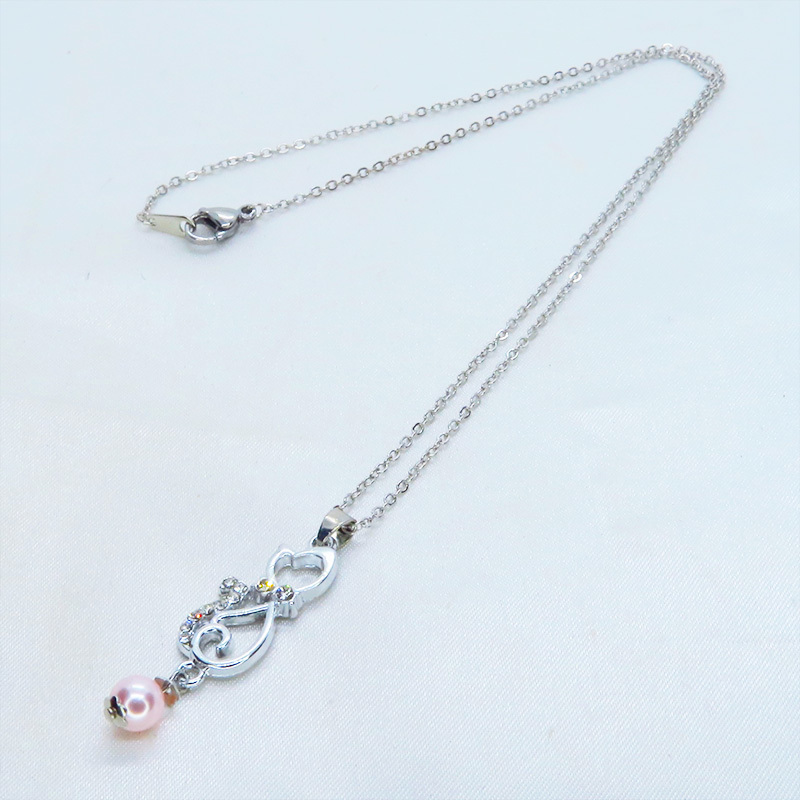  rhinestone . shines silver color. cat motif . Swarovski pearl (ro Zari n). pretty pendant necklace 