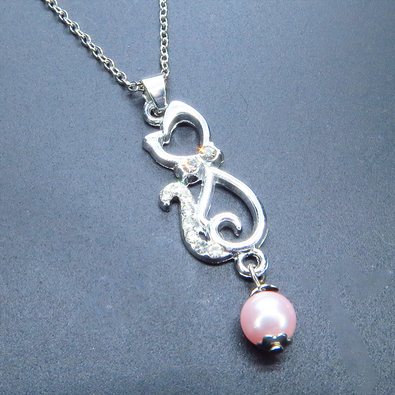  rhinestone . shines silver color. cat motif . Swarovski pearl (ro Zari n). pretty pendant necklace 