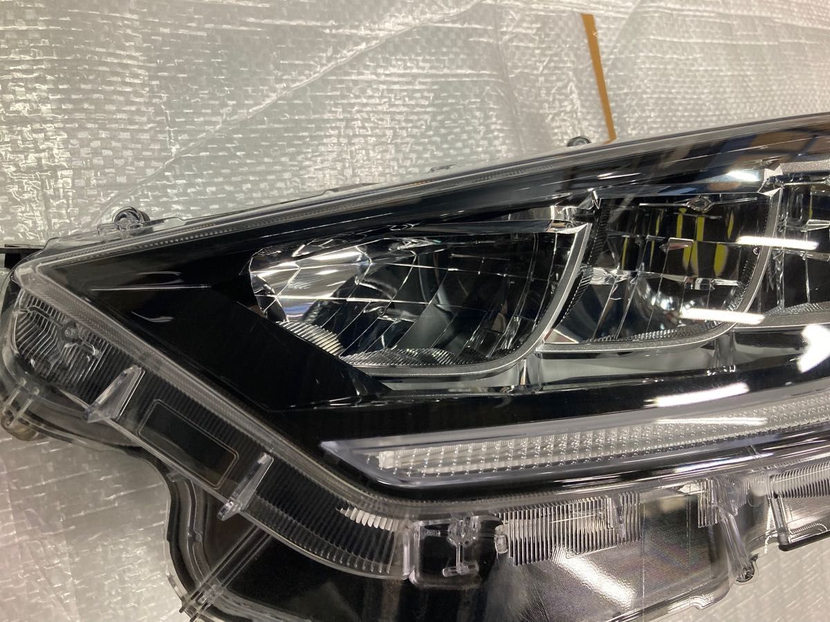 トヨタ ヤリス 左ヘッドライト LED|PayPayフリマ