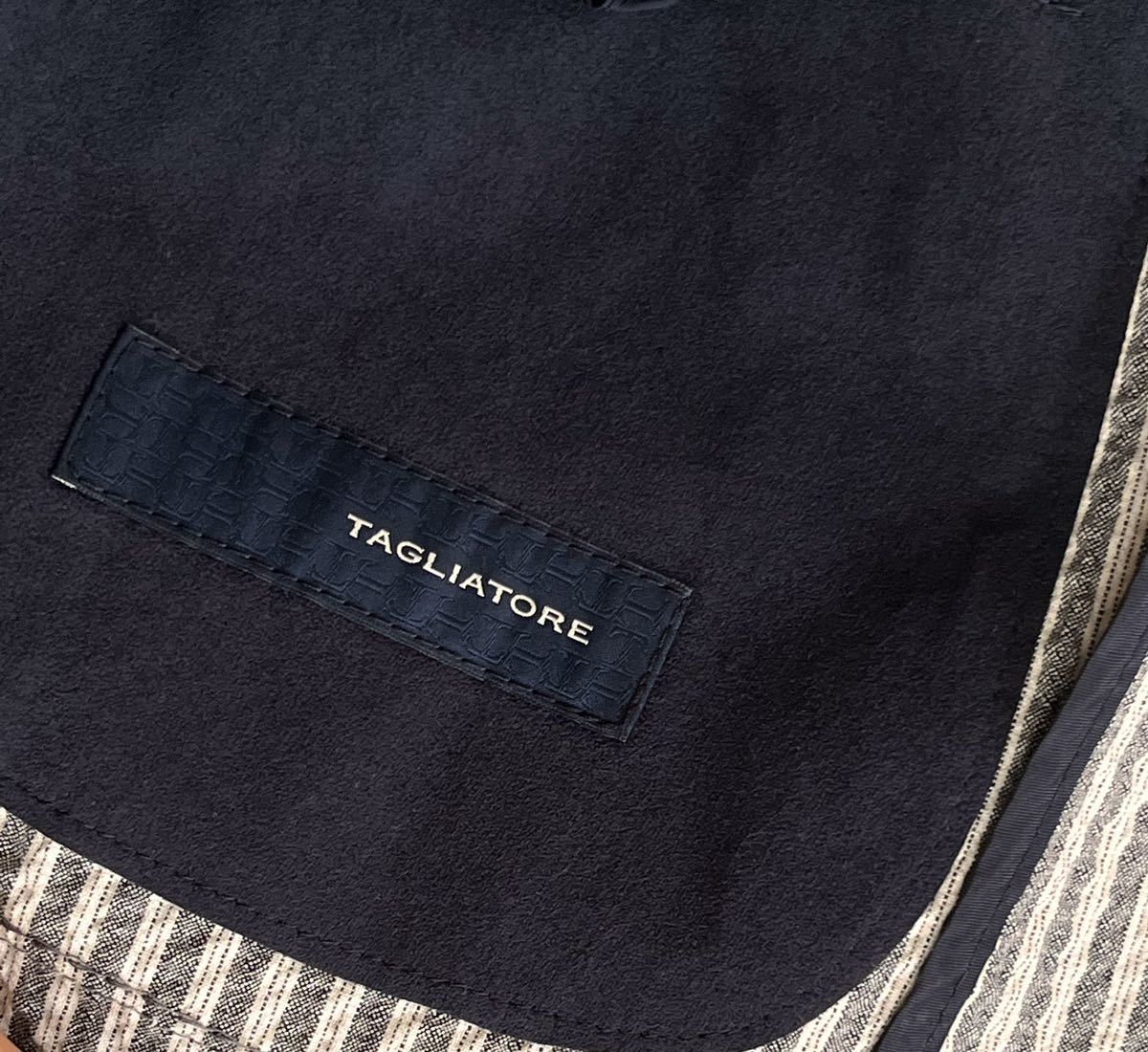 新品 TAGLIATORE 近年ロゴ タリアトーレ スーツ グレーホワイト系