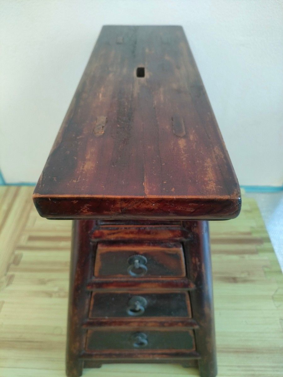 中国の床屋さんの椅子、邱永漢ご自宅の玄関にあり、靴を履く時に使用されました。