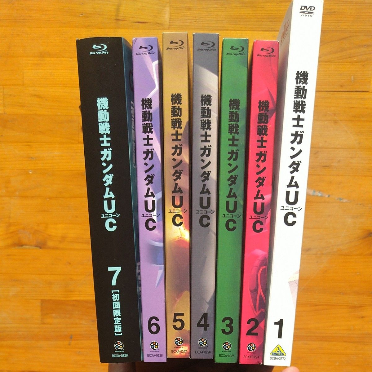 機動戦士ガンダムUC (ユニコーン) 全巻セット　〔Blu-ray、７巻は初回限定版、１巻のみDVD〕