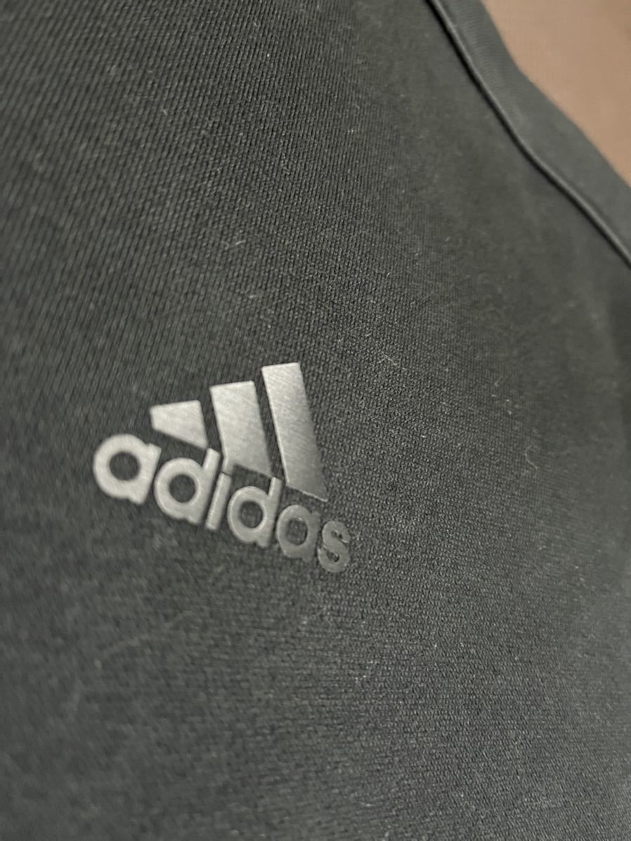 新品同様adidas裏起毛、黒、ロゴ黒、バックロゴグレー、ライン黒３本トレーナー　サイズＭ_画像2