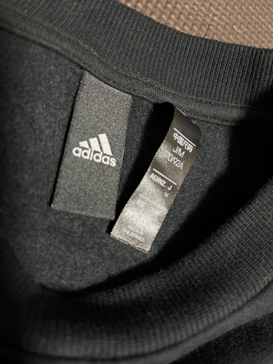 新品同様adidas裏起毛、黒、ロゴ黒、バックロゴグレー、ライン黒３本トレーナー　サイズＭ_画像3