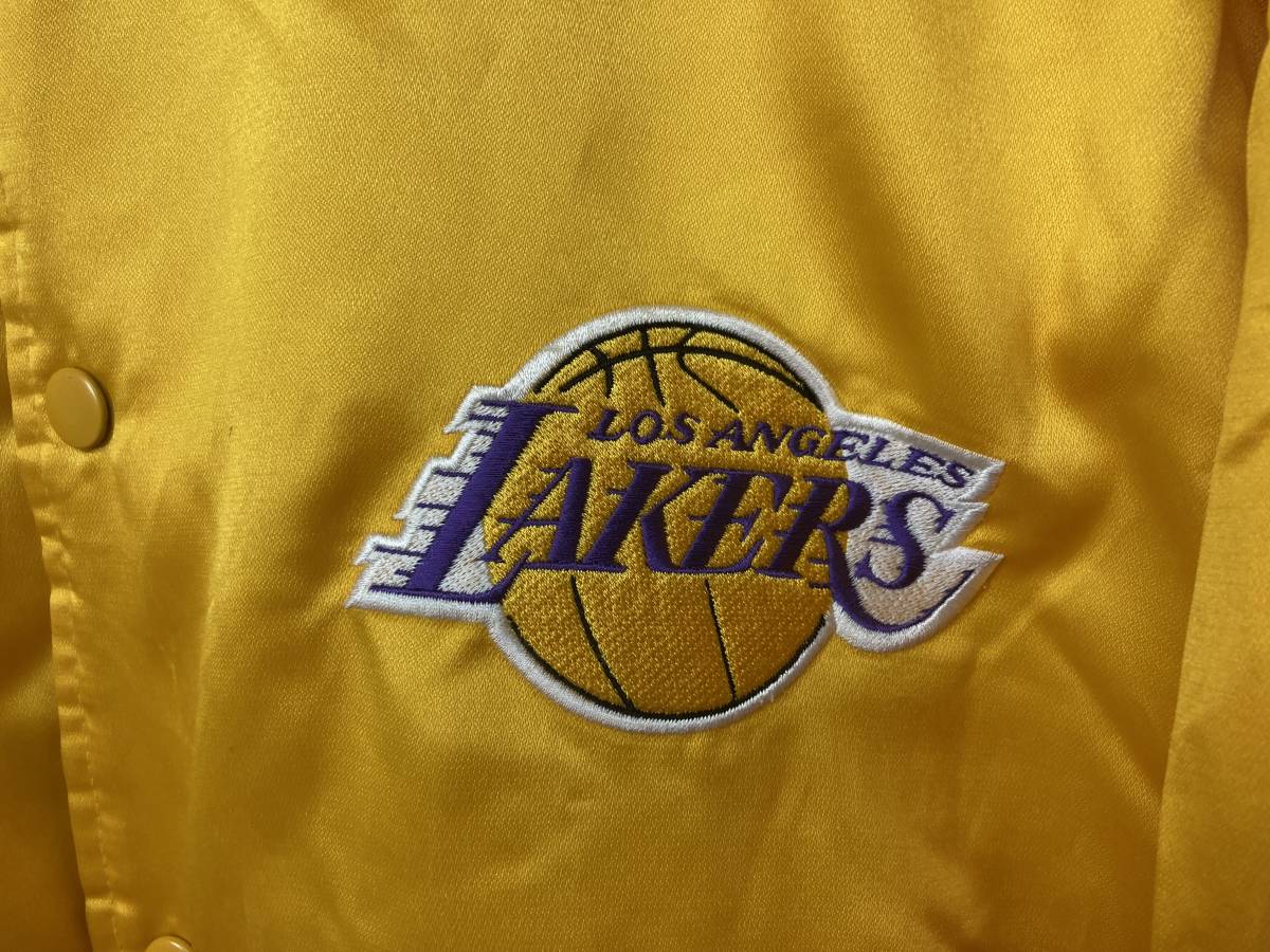 ★希少★ NIKE×LAKERS ナイキ TEAM レイカーズ コラボ 黄色 イエロー ジャンパー L NBA ジャケット ダウン 激安 格安 厚手 レア ロゴ刺繍_画像3