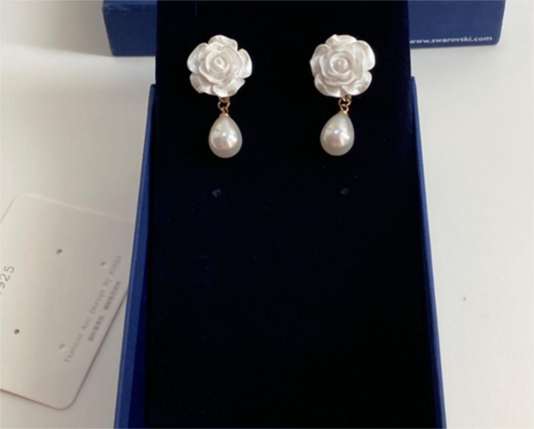  white rose. earrings white pearl flower Drop swaying earrings pearl manner 