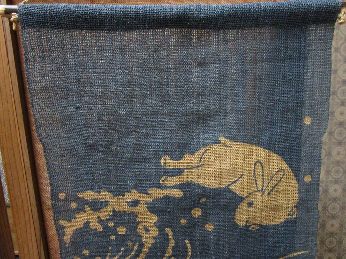 伝統的工芸品 しな布 科布のタペストリー 本藍型染め 波にうさぎ柄 オリジナル商品 ウサギ 兎 _伝統工芸品科布のタペストリーです。