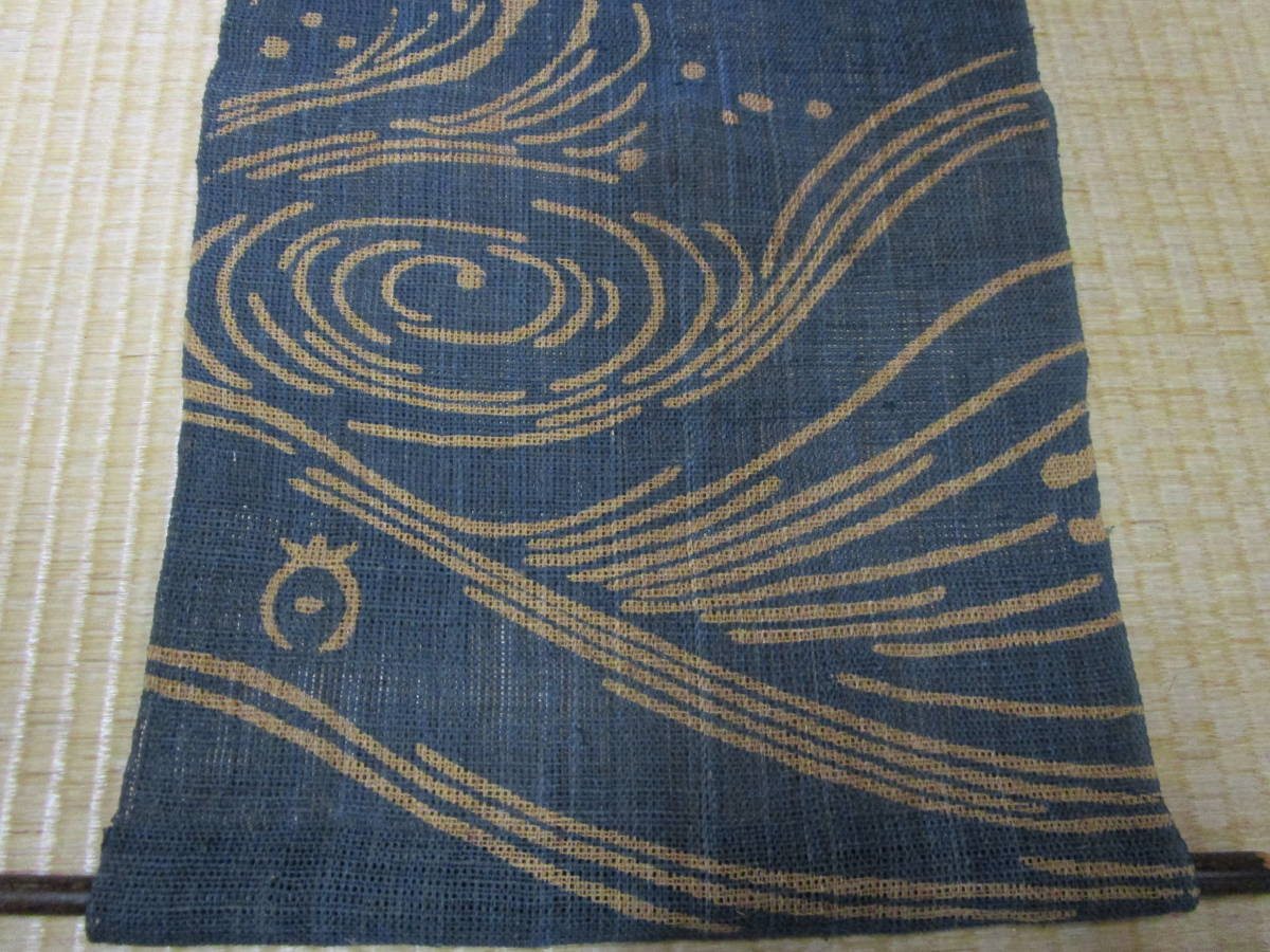 伝統的工芸品 しな布 科布のタペストリー 本藍型染め 波にうさぎ柄 オリジナル商品 ウサギ 兎 _この機会にいかがでしょうか。