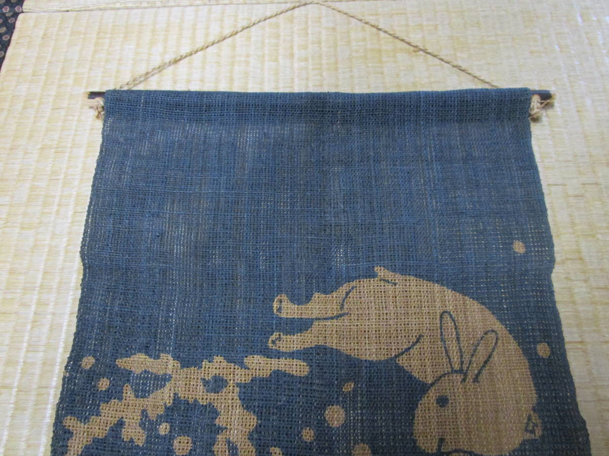 伝統的工芸品 しな布 科布のタペストリー 本藍型染め 波にうさぎ柄 オリジナル商品 ウサギ 兎 _縦約７０cm、横約３５cmです。