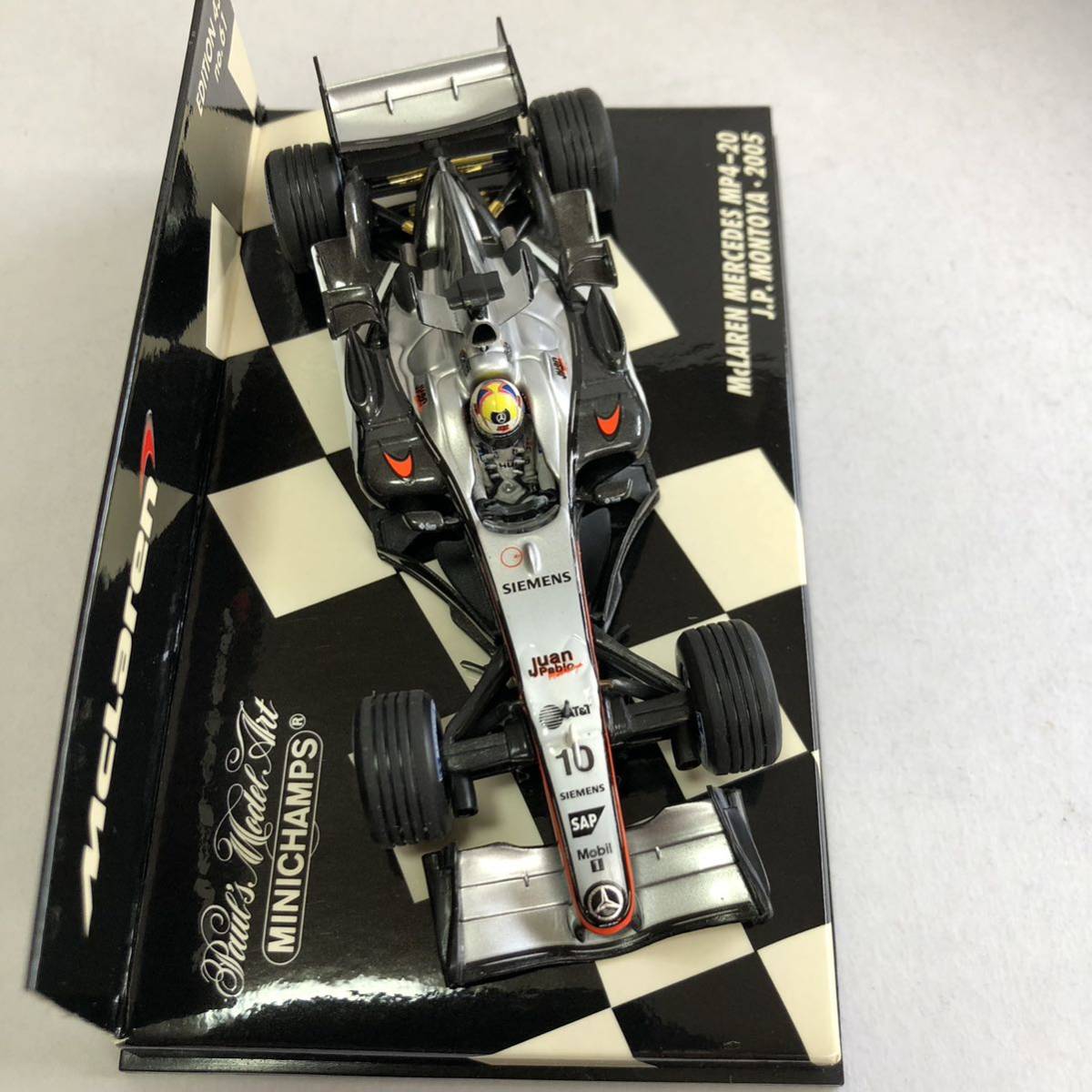 レア絶版希少！ミニチャンプス！McLAREN パッケージ！McLAREN MERCEDES MP420！J.P MONTOYA 2005！1/43スケール！当時物！_画像9